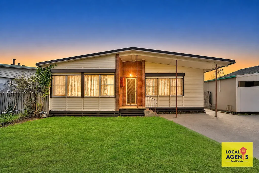 Broadmeadows 4房 605平米宽土地 开发三联排潜力 现有住宅带granny flat 步行火车站生活便利 PRIME OPPORTUNITY IN BROADMEADOWS UNDER GRZ (General Residential Zone) - POTENTIAL FOR DEVELOPERS AND INVESTORS!