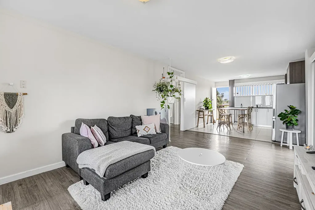 Hamilton Hill 2 Bedroom Elevated Living with an Ocean Peep & 2 Balconies