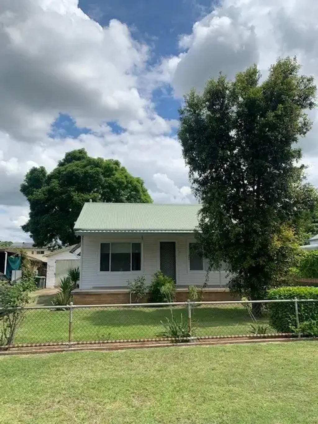 Charming two Bedroom house located in Singleton's town area