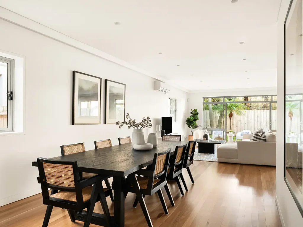 North Bondi 4房 时尚改造的bungalow，位于备受珍视的家庭街区 Stylishly reinvented bungalow on prized family street