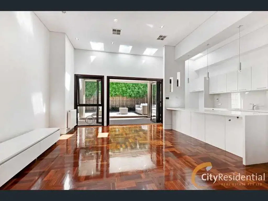 Excellent Presentation and Fantastic Location only a few minutes walk to the beach!