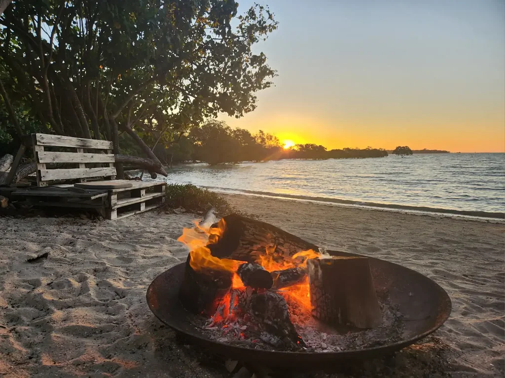 Macleay Island 3ਬੈੱਡਰੂਮ Waterfront Living – Industrial Edge Meets Coastal Calm