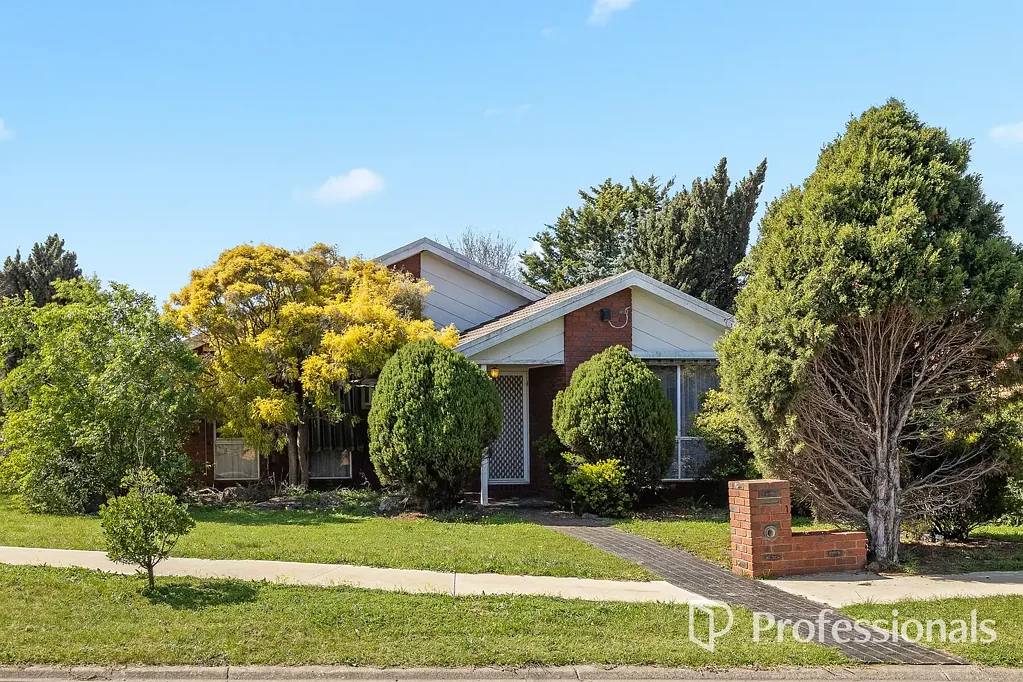 Hoppers Crossing 3 Slaapkamer Two Cathedral Ceilings. One Exceptional 801m² Corner Block