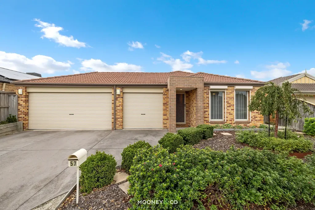 Cranbourne 4房 宽敞512m²地块 精心维护家园 独立客厅空间 Westinghouse电器升级 四卧灵活布局 三车位车库带后门入口 中央暖气空调系统 便利学校交通连接 Triple Garage - Rear Access - Real Flexibility!