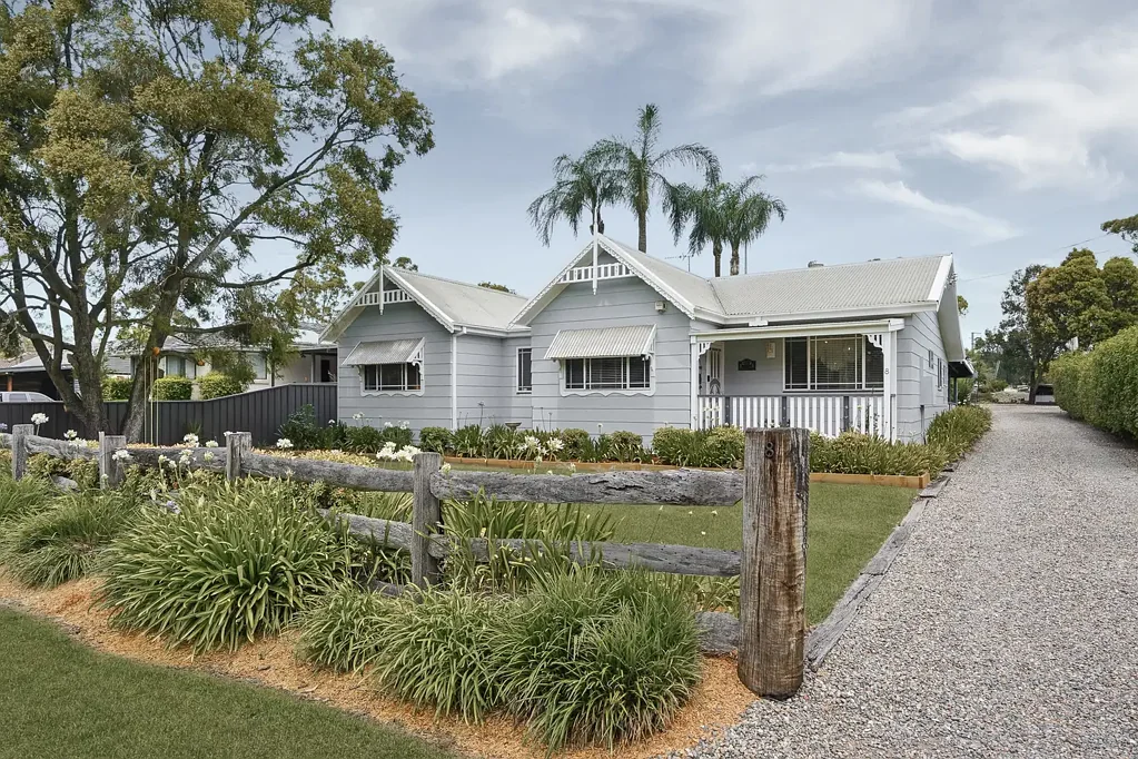 Vineyard 4कमरा Highly Desirable 1935m2 Block with Hamptons Inspired Homestead