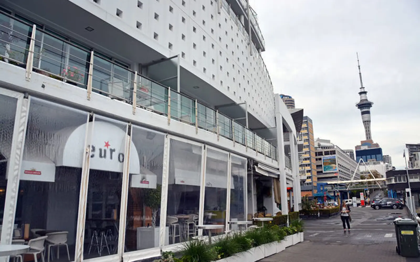 奥克兰旅游业“床位税”惹争议 究竟合法与否?市长和旅游协会各执一词