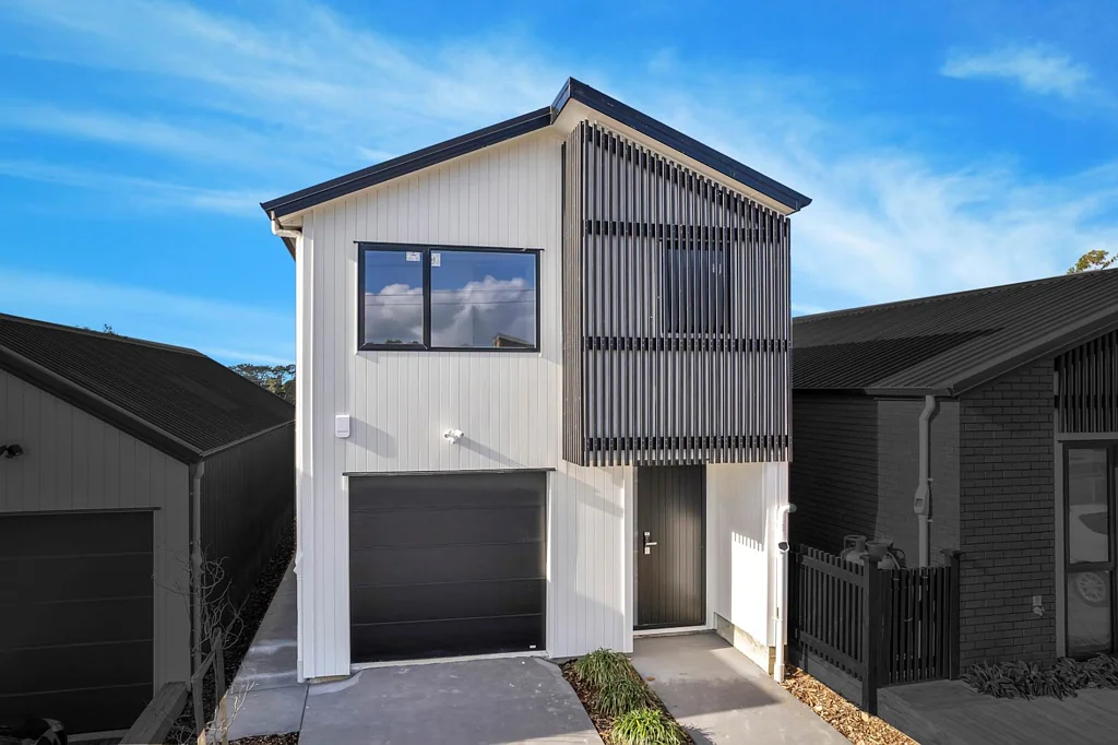 Massey 4chambre Freehold + 4 Bedrooms = Space, Security & Style!