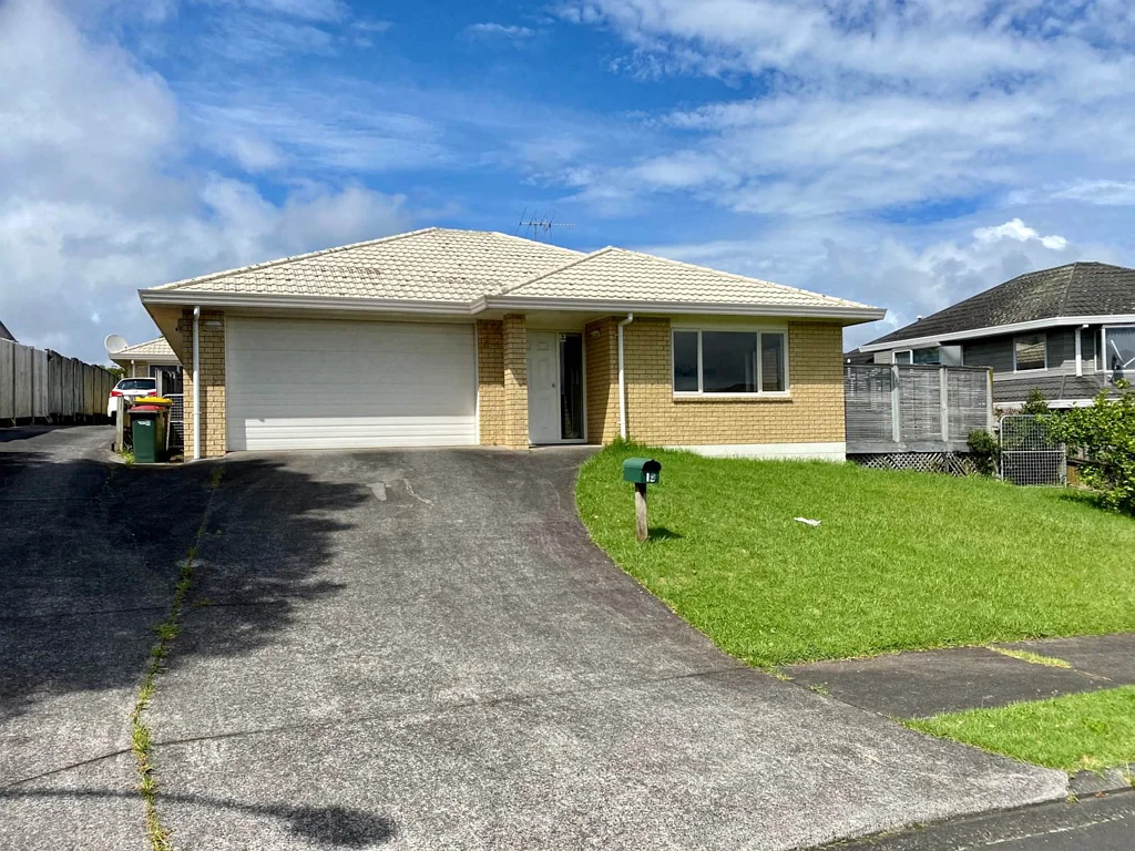 "Spacious Three-Bedroom House in Pakuranga - P...
