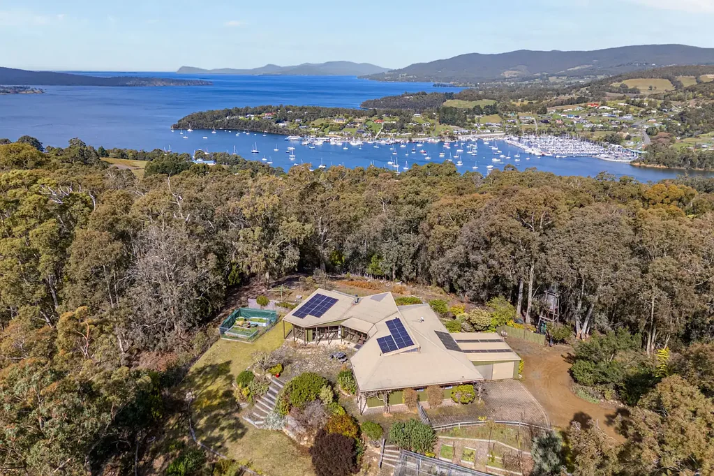 Kettering 5房  70s' Architectural Classic with Stunning Water Views