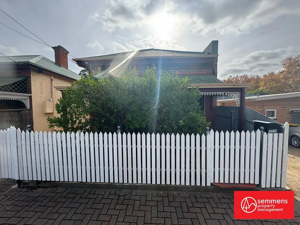 BEAUTIFULLY PRESENTED 2 BEDROOM COTTAGE