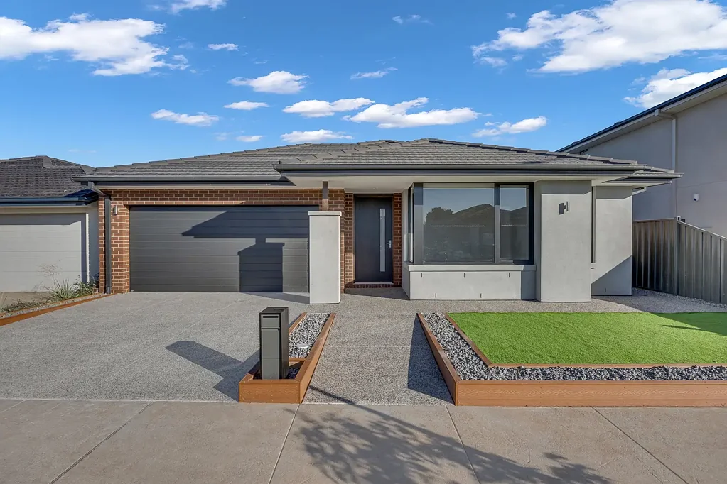 Melton South 4 Bedroom 3 ENSUITES PROPERTY NOT TO BE MISSED!!!!
ONE OF THE HIGHEST RENT ACHIEVING PROPERTY IN MELTON SOUTH $2390 PER MONTH ON 350SQM LAND