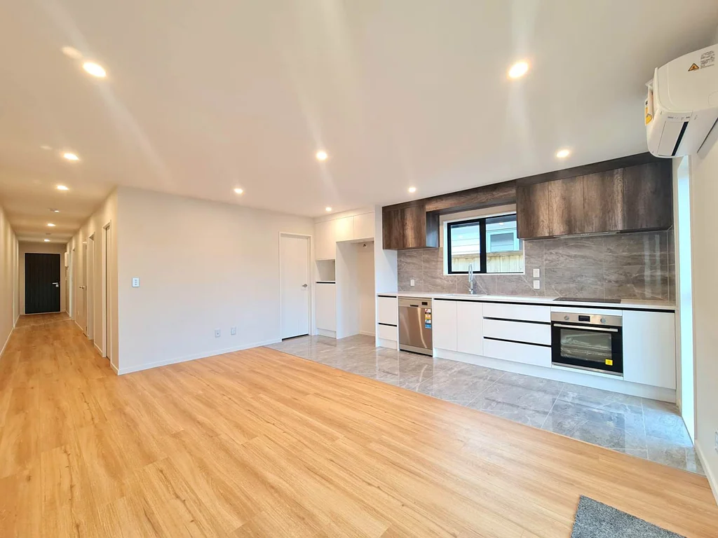 Pristine & Modern: Like a Brand-New Home!