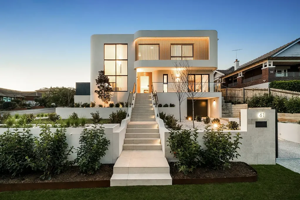 Eastwood 5房 建筑简约与全景视野的完美结合 Architectural Simplicity Meets Panoramic Views