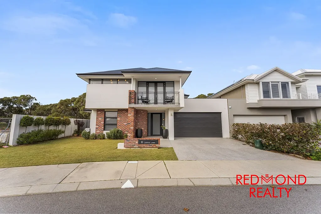 Luxury Coastal Living Opposite Lacepede Park, Footsteps from Hillarys Marina!
