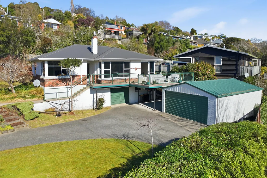 North East Valley 3房  Sun, Views & Serious Garaging!