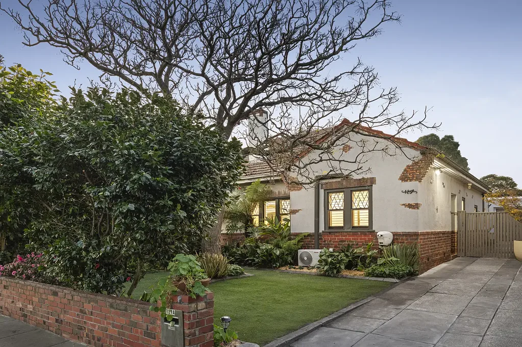 Caulfield South 3બેડરૂમ Beautifully Updated Art Deco Charm in a Prized Family Pocket