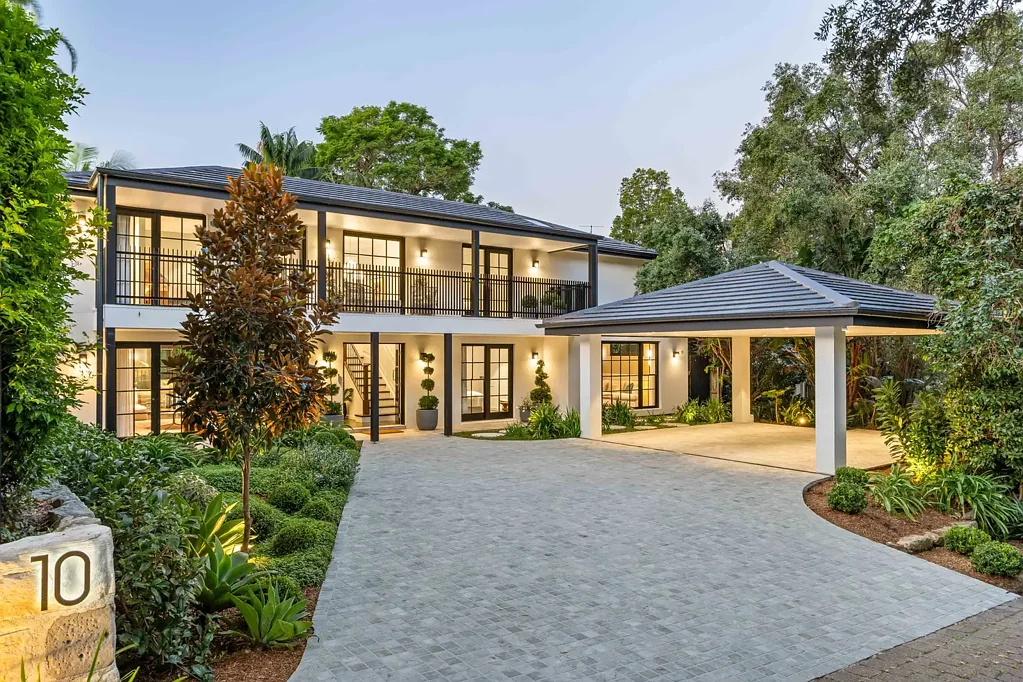 Hunters Hill 5બેડરૂમ Renovated family home with pool on 696 sqm of land in a premier peninsula location.