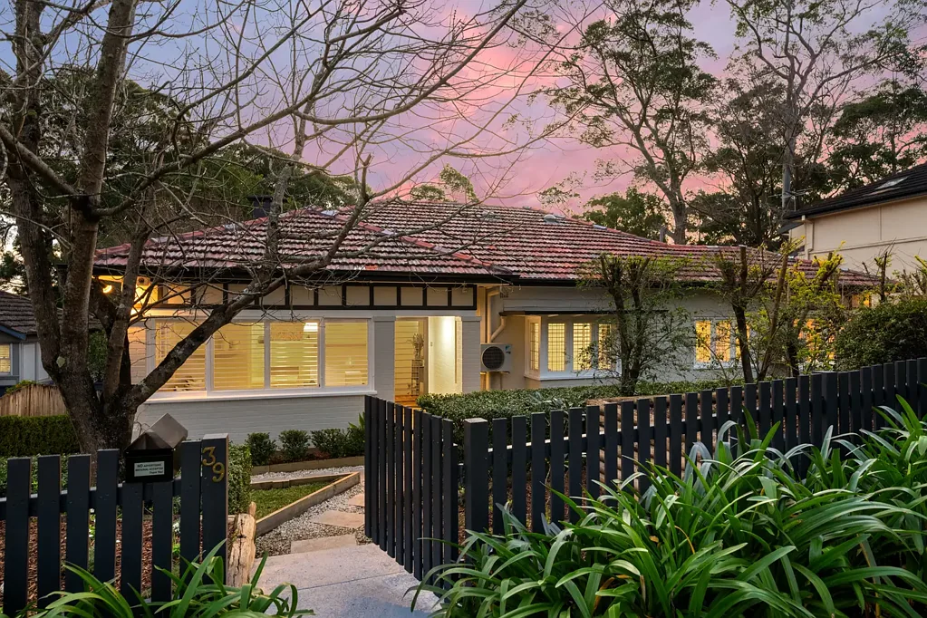 Chatswood 4غرفة نوم Charming Character Home of Timeless Elegance & Versatile Family Living