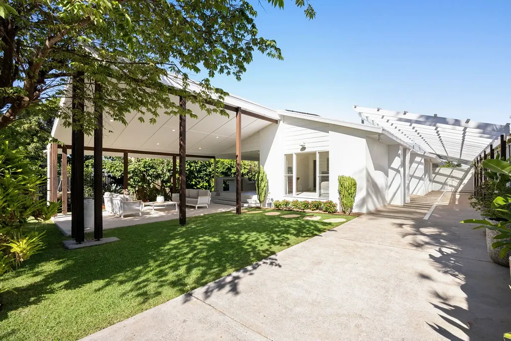 Buderim 4Phòng ngủ Level ¼ Acre On Top: Elegant Modern Living with Views