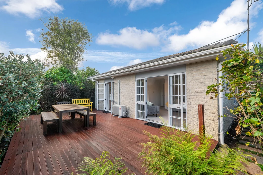Takapuna 2 Slaapkamer Brick. Bright. Brilliant.