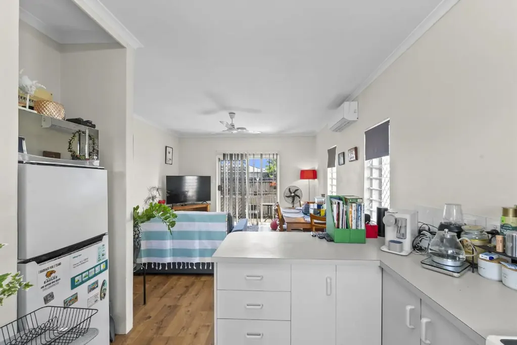 Mooroobool 1房  Charming Low-Maintenance Investment in a Quiet, Convenient Location
