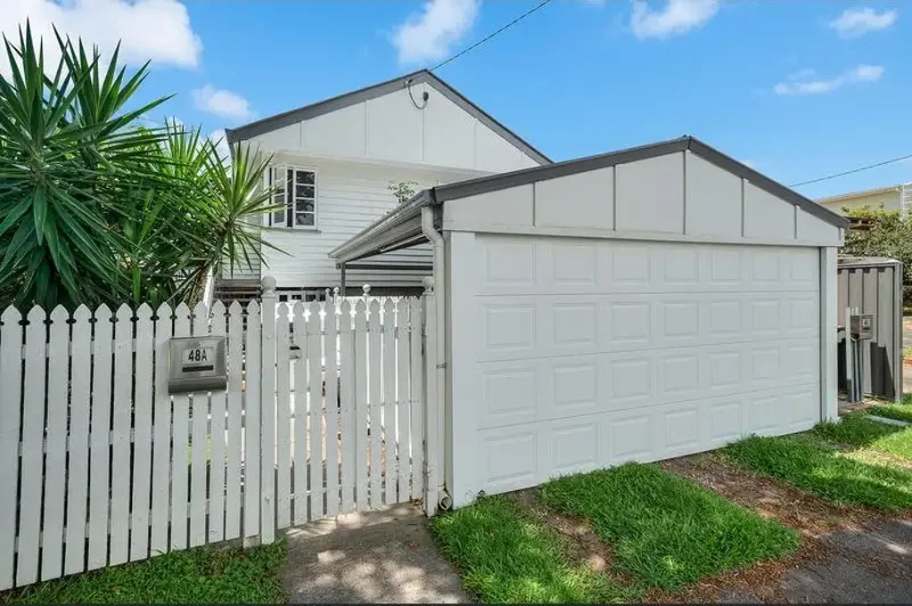 Clayfield 4房 双居住功能珍稀 3卧前排带租 1卧后公寓翻新 租金稳定 Clayfield黄金地段 交通便捷 赚住两相宜 Dual Living Opportunity in Clayfield