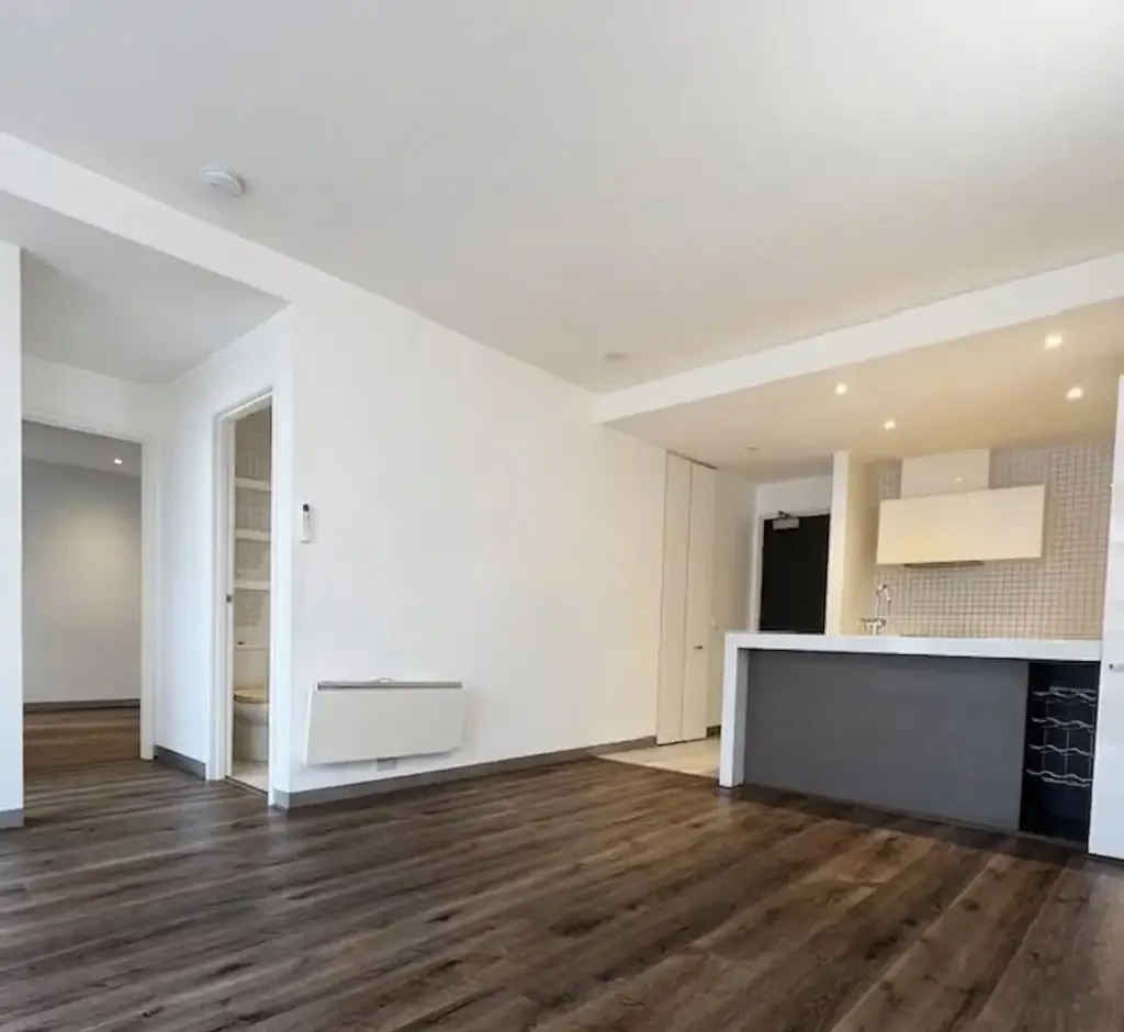 Spacious Two Bedroom Near Melbourne University!