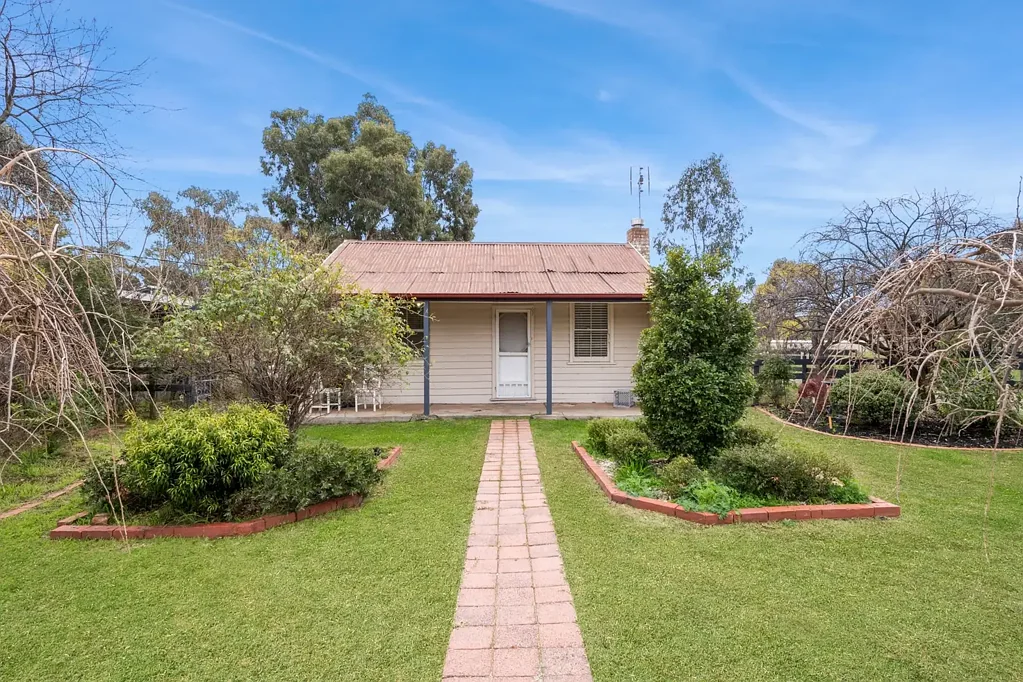 63 Golf Course Road, Ascot, VIC 3551