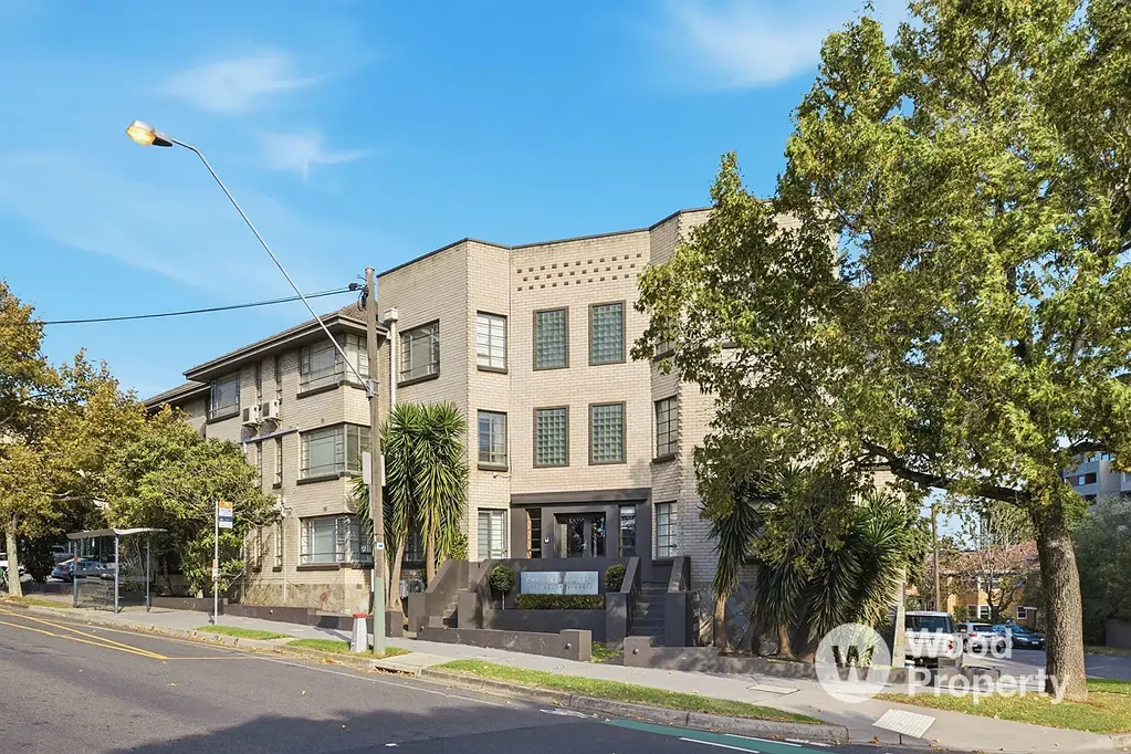 Spacious Top Floor Living in the Heart of St Kilda – Fully Furnished!