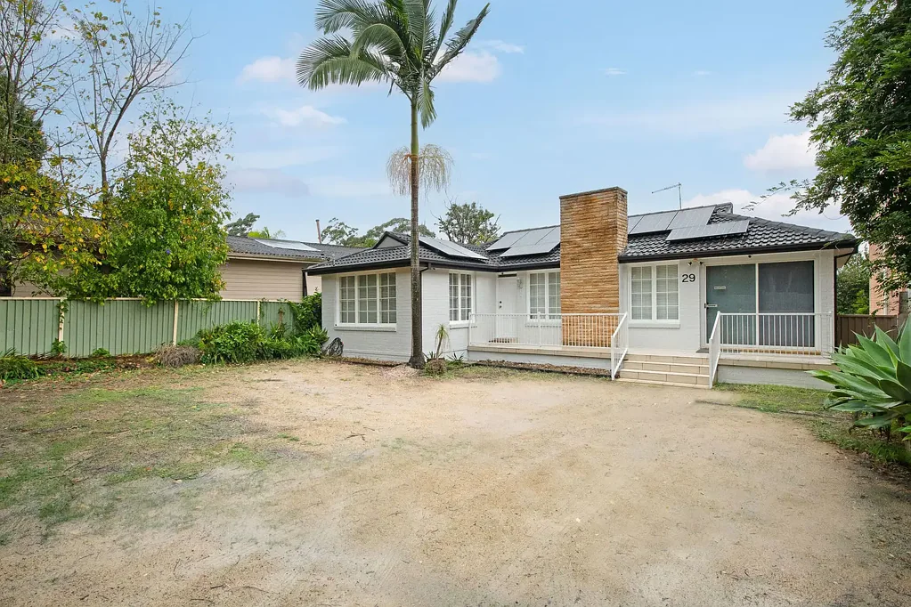 West Pennant Hills 3chambre Practical, well-placed and full of possibilities!