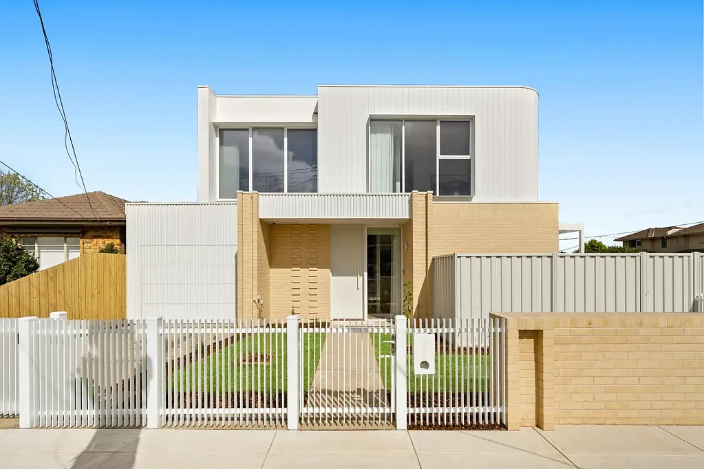 Niddrie 4房 定制品质、街角位置和楼下带独立卫浴卧室 Bespoke quality, corner position and a downstairs bedroom with ensuite
