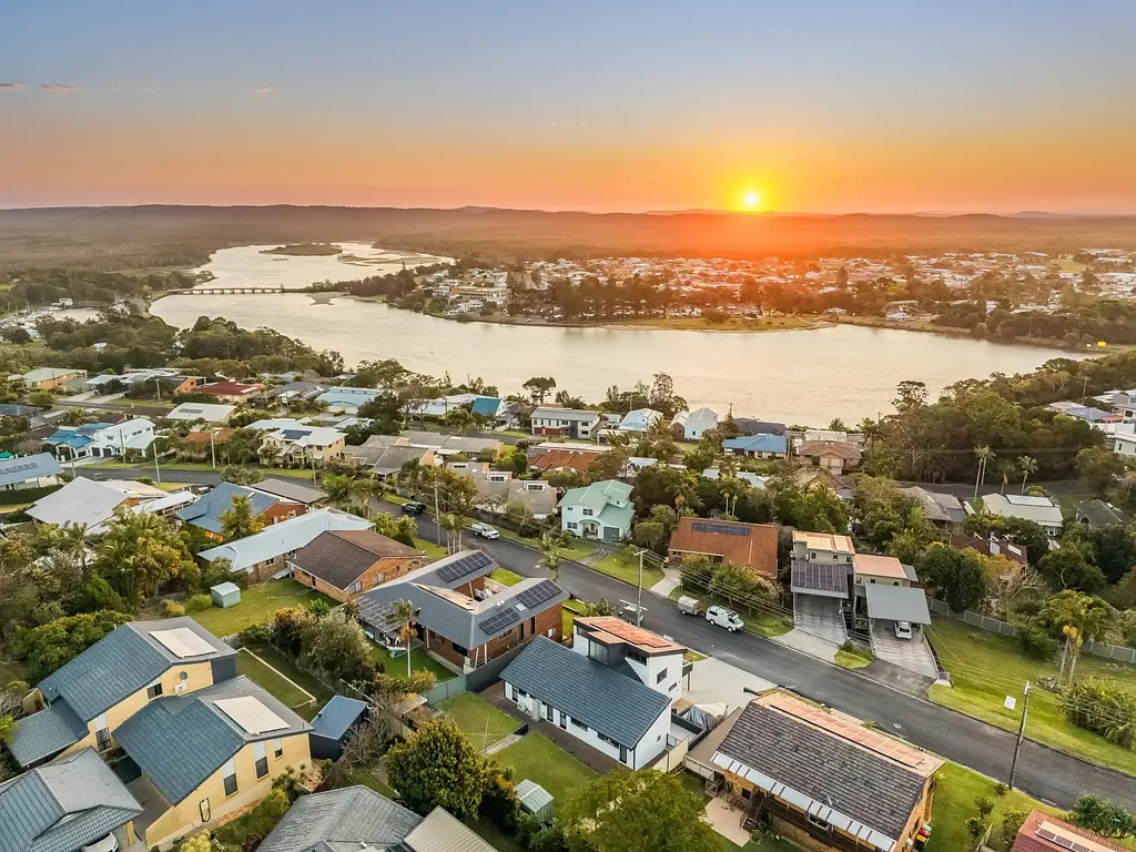 Evans Head 4房  Substantial Family Home, with River Views