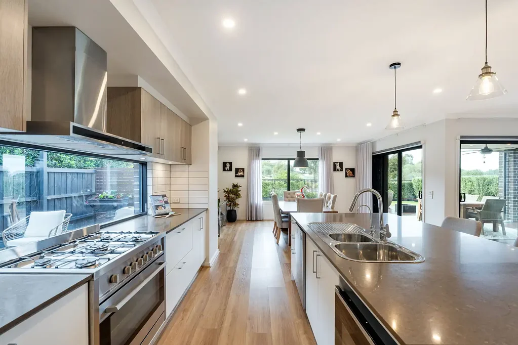 Beveridge 5房  MILLION DOLLAR GOLF COURSE LIFESTYLE IN SOUGHT-AFTER ESTATE