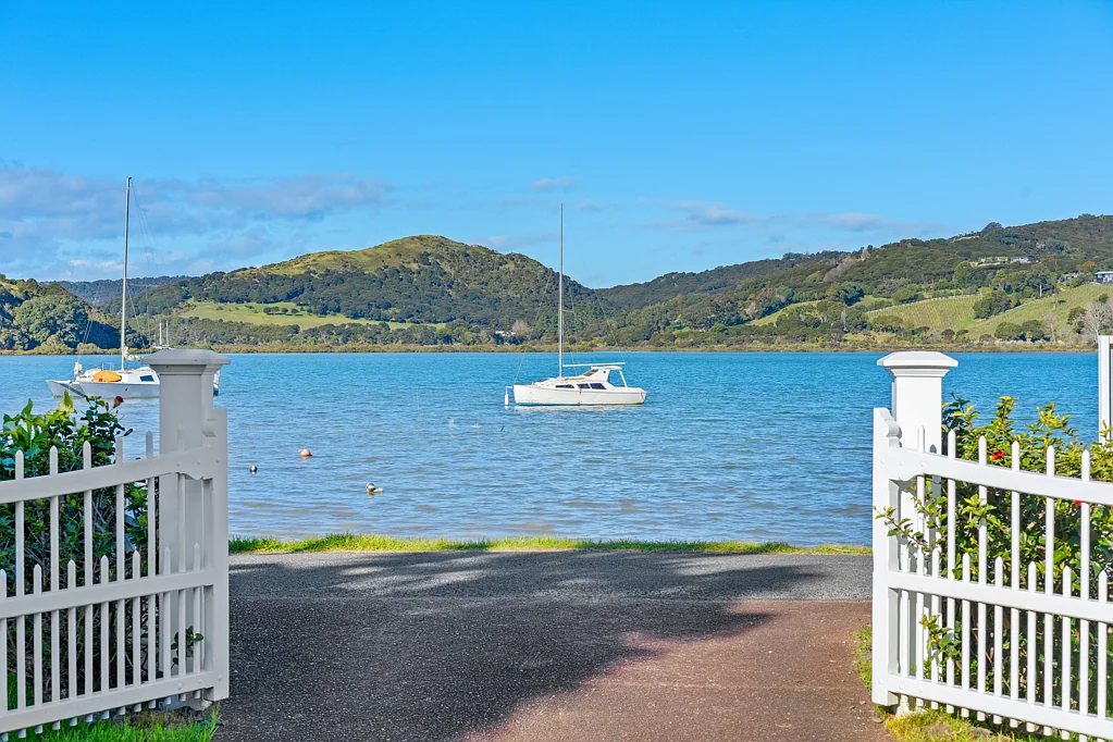 Ostend 3ਬੈੱਡਰੂਮ Waterfront bliss on Waiheke – make it yours