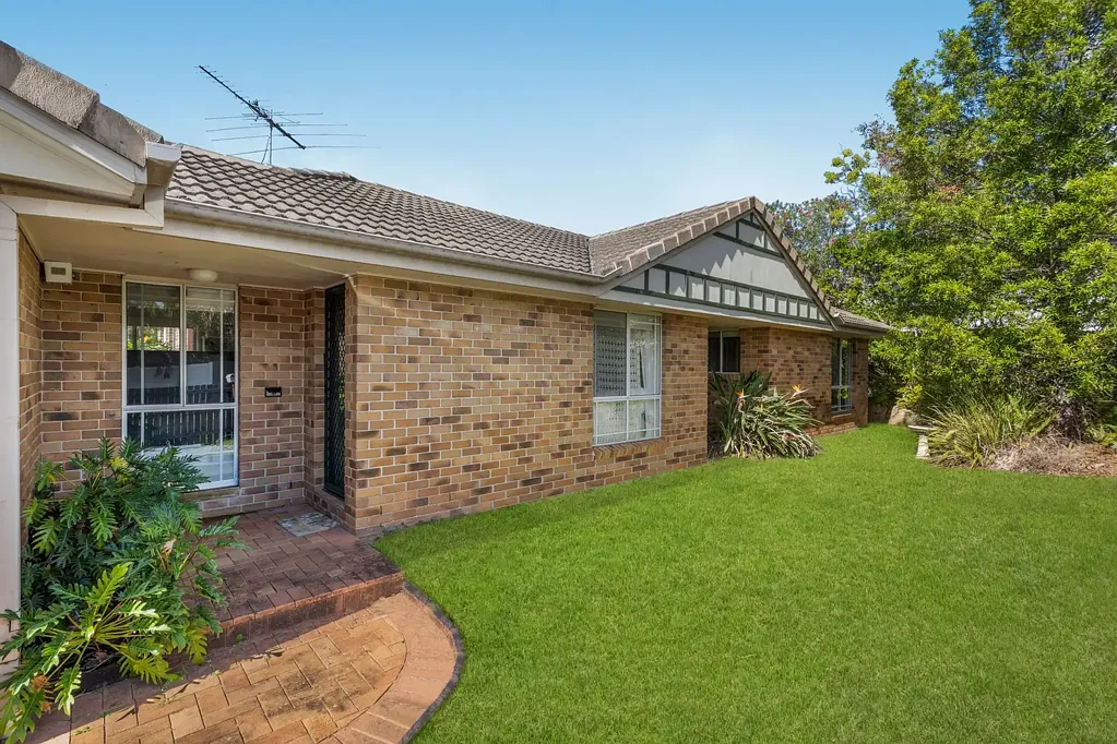Holland Park West 3房 低层砖木结构 800米公交站 1.4公里咖啡馆 3.6公里商场 易于维护 宽敞洗衣房 带锁车库改造 爱好室空间 宽敞娱乐区 宠物活动空间 Low-Maintenance Freehold Home in a Quiet Pocket