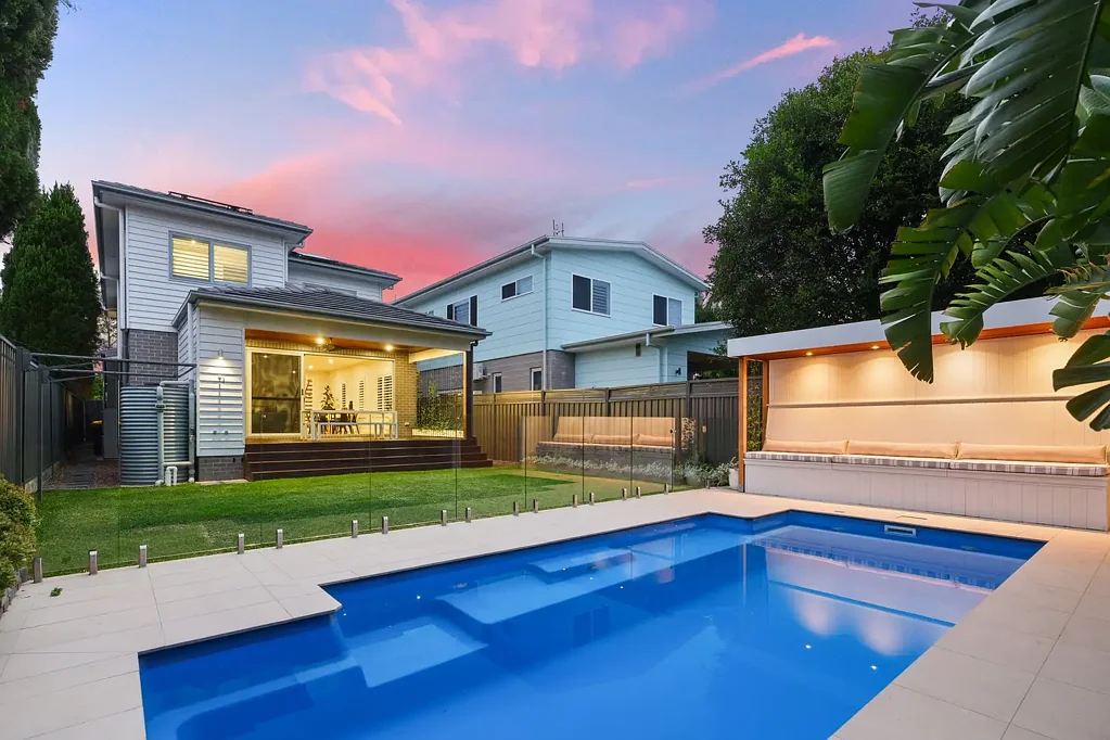 Hamilton South 4ห้องนอน Put simply, custom built family entertainer with a resort feel