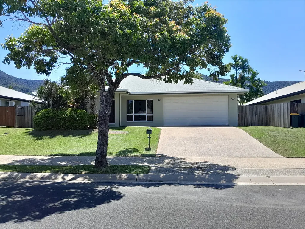 Edmonton 4ਬੈੱਡਰੂਮ Move-In Ready Family Home with Extra Parking and Updates