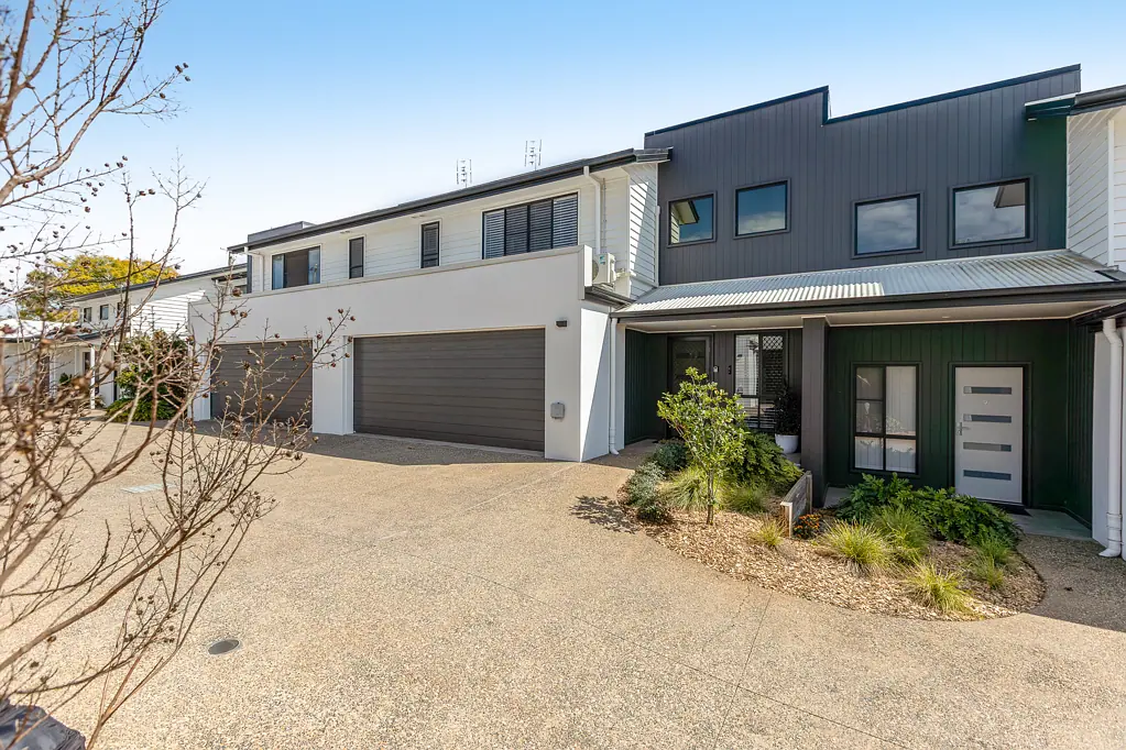 Newtown 3房 2021新筑联排 3卧2卫 6.6Kw太阳能 CBD近邻 私人庭院 开放式厨餐区 学区房优选 Modern Luxury and Low-Maintenance Living in Newtown’s Boutique Bridge Collective