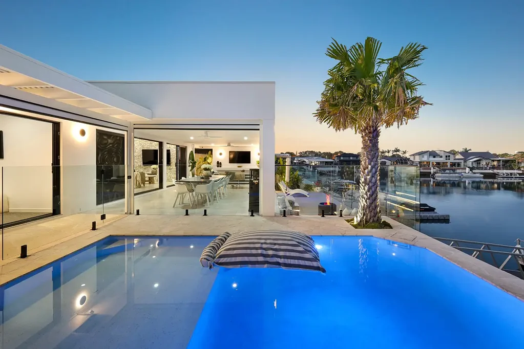 Runaway Bay 4બેડરૂમ Luxurious Waterfront Entertainer - Practically New - 18m+ frontage Runaway Islands