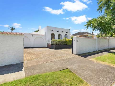 Onehunga 3 Bedroom A Spanish Art Deco Abode