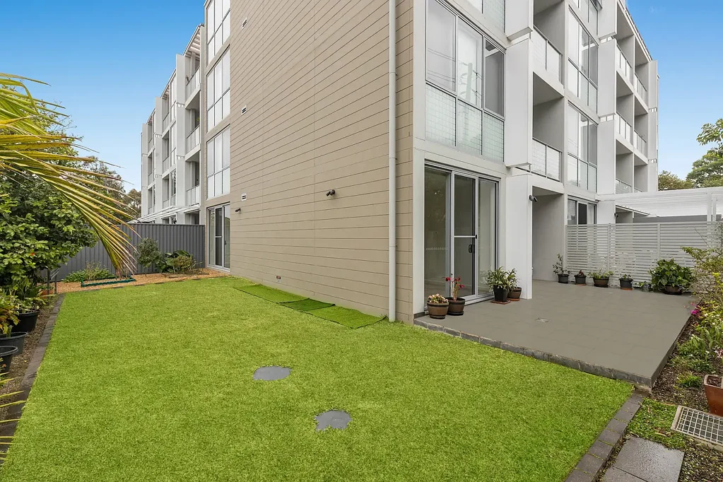 Kirrawee 2房 东北朝向阳光 233sqm平面图 室内外连通 现代客厅 明亮低维护 宽敞后院 Smeg厨房 两卧带衣帽间 双浴套间 中央花园 地下车位 Villa-style retreat promises unrivalled convenience