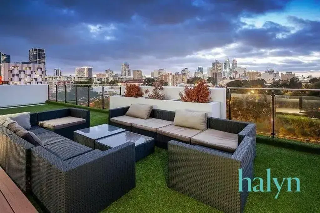 East Perth 2房  Boutique Complex. Large Internal Space with Wrap around Balcony!