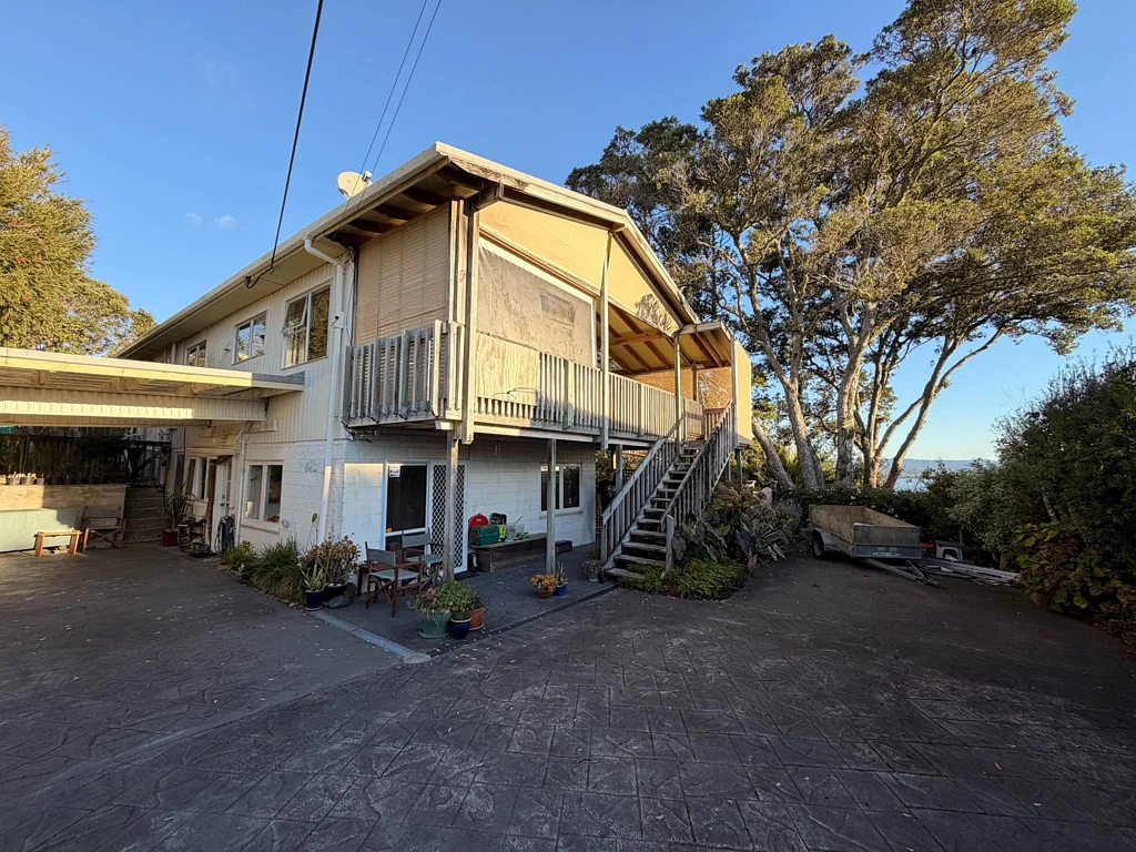 Gorgeous Family Home in Beach Heaven
