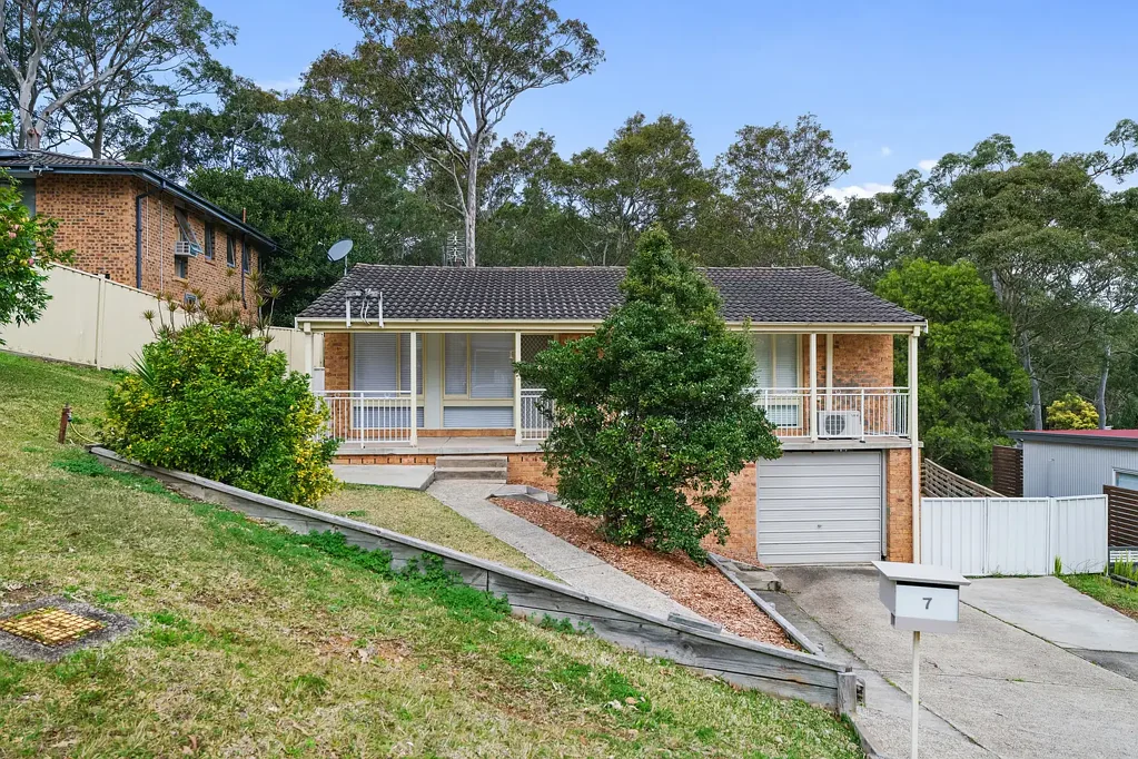 Bolton Point 3Moenga Put simply, relaxed family living with leafy surrounds and lake glimpses