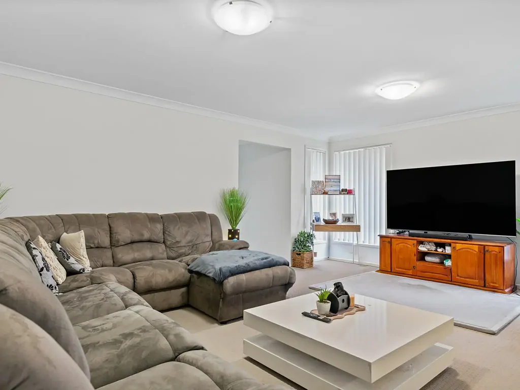 Thornton 4कमरा 7 YEAR OLD 4 BEDROOM HOME located ON QUIET CUL-DE-SAC AREA