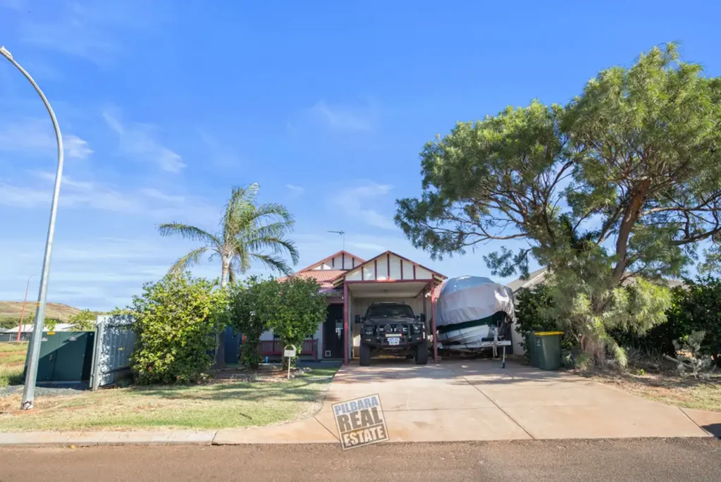 Millars Well 3 Bedroom The best position in the group - end unit