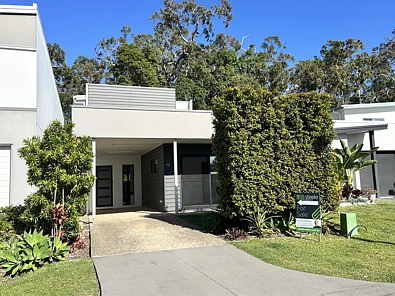 Peregian Springs 4房  Townhouse In Gated Estate