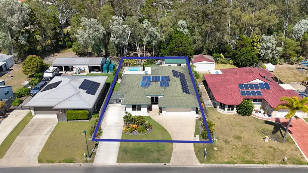 Toogoom 4房  Coastal Living With Poolside Comfort - Walk To The Beach