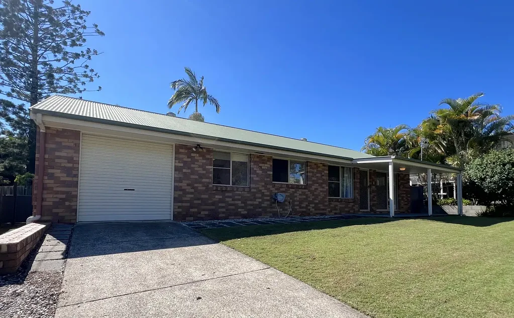 Central Old Tewantin location - walk to school and the pool!
