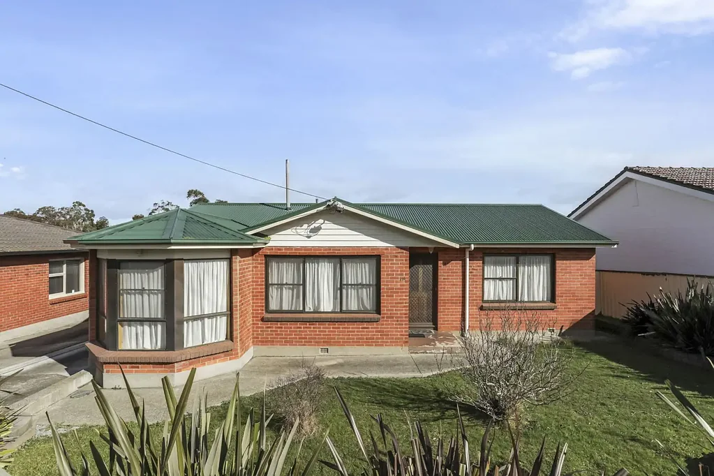 St Leonards 2ਬੈੱਡਰੂਮ Solid brick property, generous landholding and excellent side access